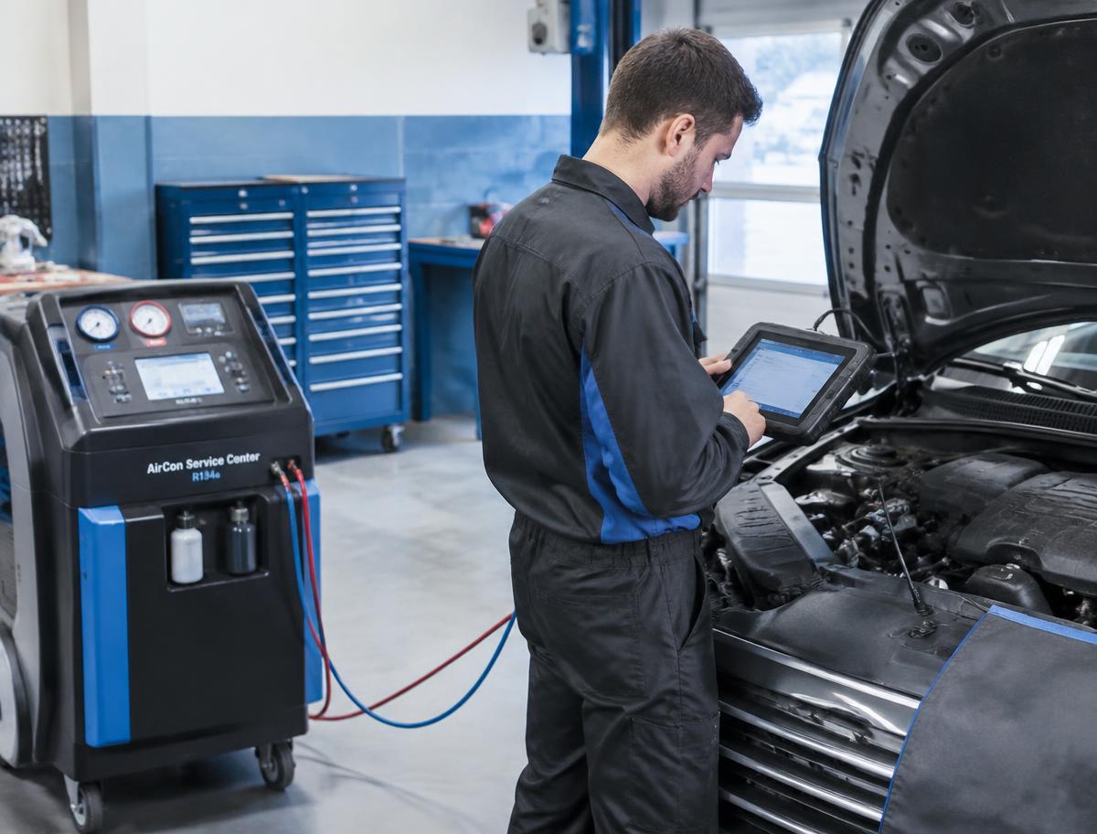 Fahrzeugservice mit Diagnosegerät und Klimaservicegerät